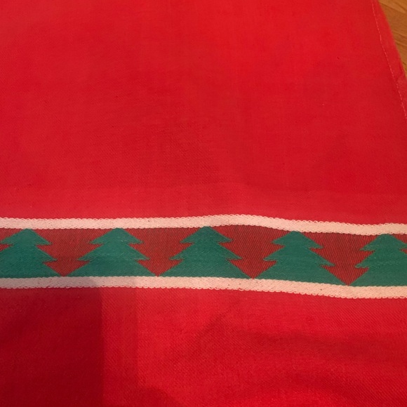 Vintage Christmas tablecloths total of 2 - Picture 6 of 9